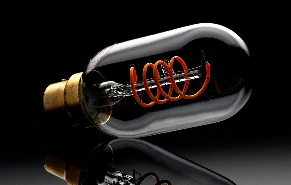Dimmable LED light bulb 