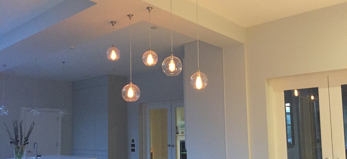 Multiple-globe-pendant-lights-over-kitchen-island